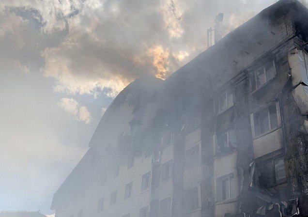В Тюмени горит бизнес-центр «Парус» (2 фото)