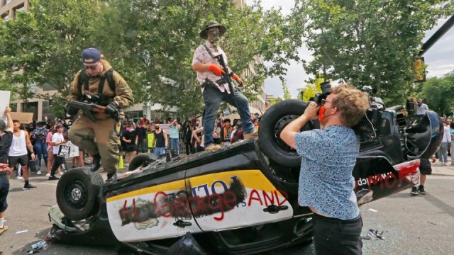 В Солт-Лейк-Сити вооруженные митингующие переворачивают машины(4 фото)