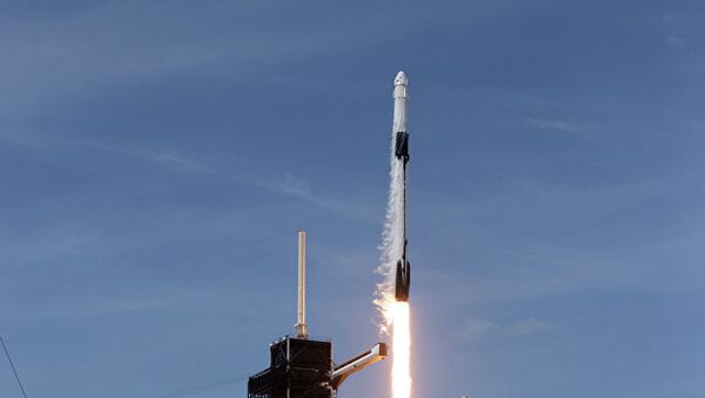  Ракета Falcon 9 с пилотируемым космическим кораблем (5 фото)