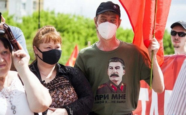 Чиновник-коммунист установил памятник Иосифу Сталину (3 фото)