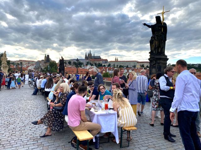 В Праге устроили пир в честь прощания с коронавирусом (11 фото)