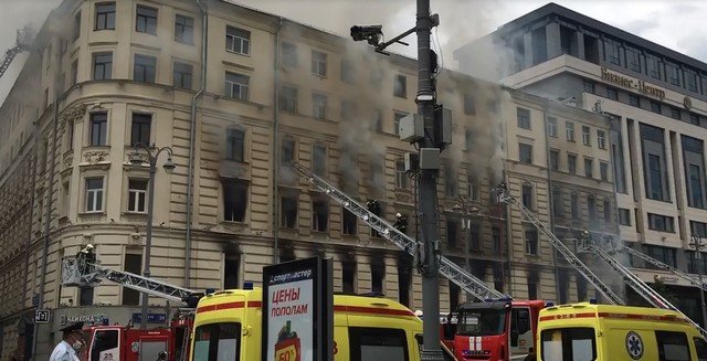 В здании на Тверской улице в центре Москвы произошел пожар (2 фото)