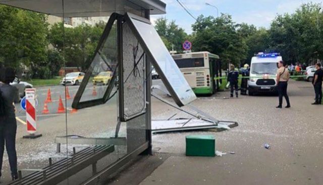 Водитель автобуса врезалась в остановку: есть жертвы (4 фото)