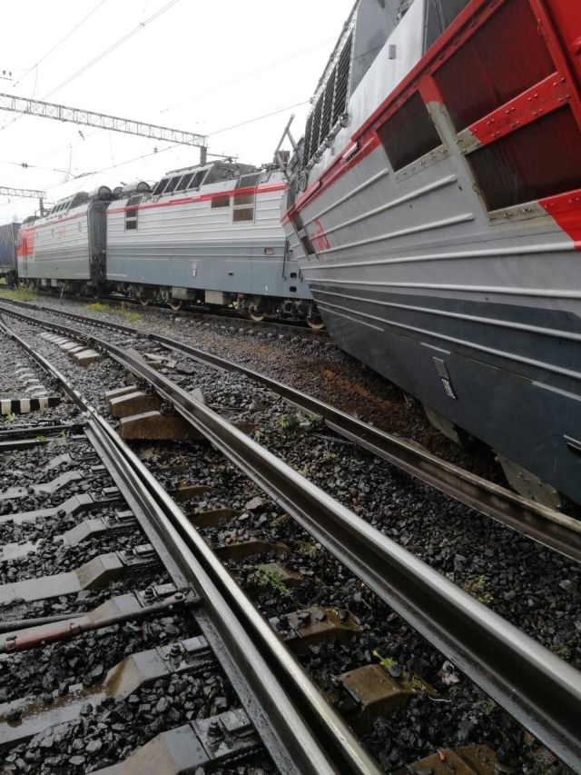 В Санкт-Петербурге столкнулись два товарных поезда (9 фото)