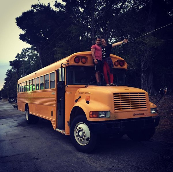 Американская семья превратила школьный автобус в уютный дом (30 фото)