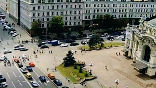 В Киеве неизвестный захватил заложников в офисе банка (7 фото)