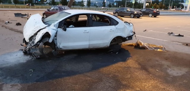 Авария в Екатеринбурге: таксист влетел в парковку на скорости (3 фото)