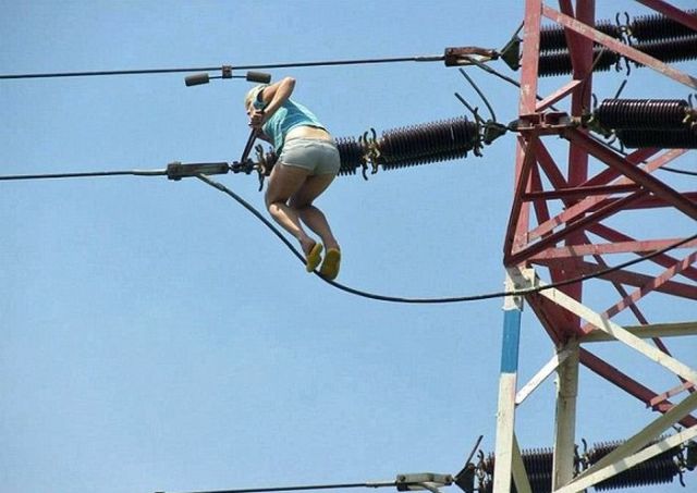 Девушка решила повисеть на высоковольтных проводах (4 фото)