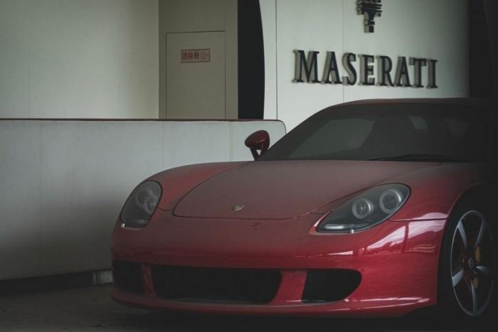 Porsche Carrera GT стоит 8 лет: заброшенный центр суперкаров в Китае