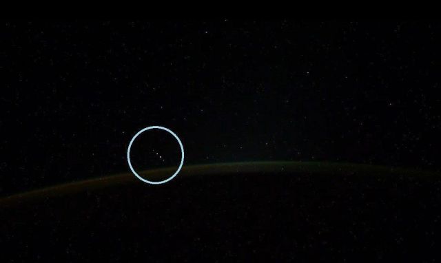 Российский космонавт Иван Вагнер снял несколько странных НЛО (2 фото) 