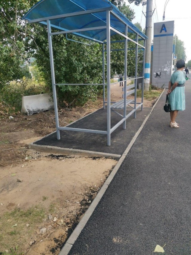 Вот каким образом установили автобусную остановку в Ульяновске(3 фото)