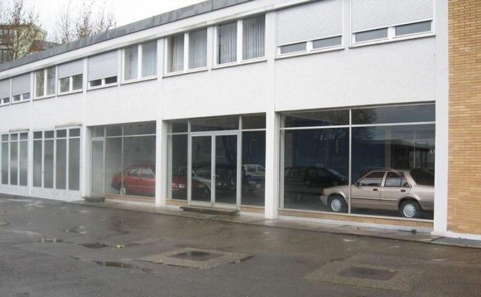 Заброшенный дилерский центр Ford в Германии пустует почти 30 лет (9 фо