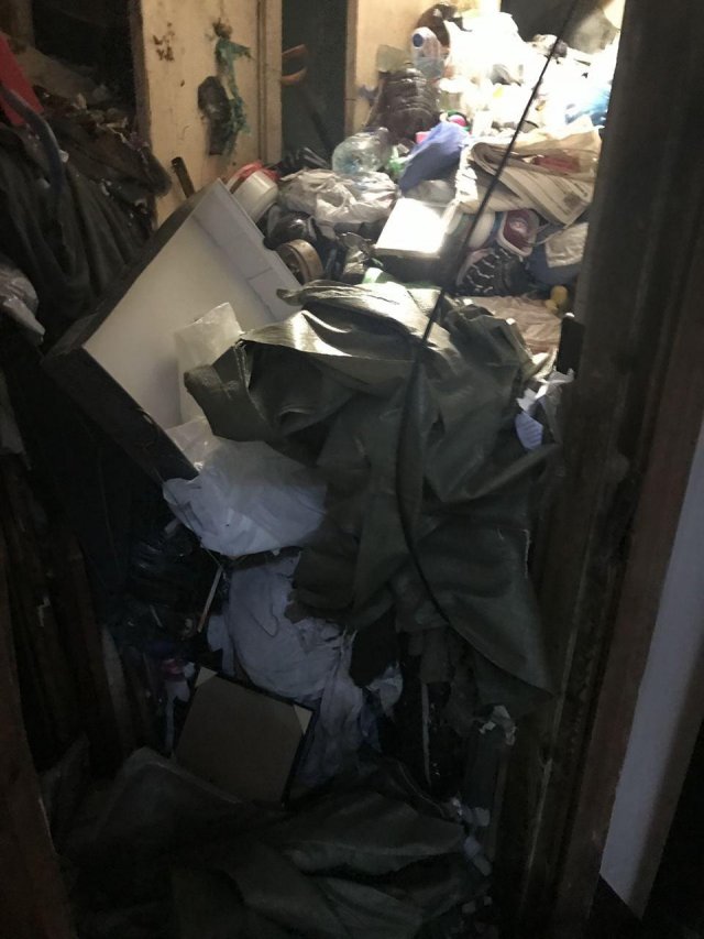Что спасатели увидели в обычной квартире в Купчино? (10 фото)