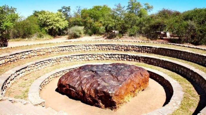 Гоба — самый большой из когда-либо обнаруженных метеоритов (2 фото)