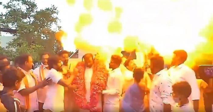 Наполненные газом шары взорвались на празднике в Индии (2 фото)