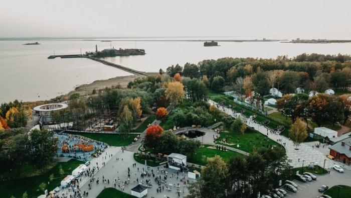 В Петербурге красиво отметили Всемирный день туризма (2 фото)