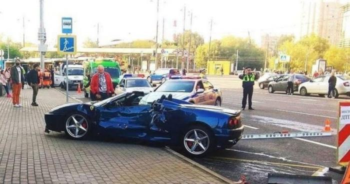 В Москве водитель Ferrari не справился с управлением (2 фото)