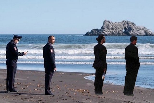Задумчивые полицейские у Тихого океана стали героями соцсетей(13 фото)
