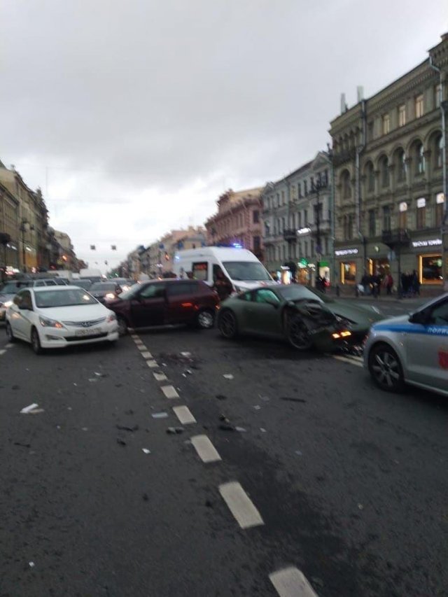 Люксовая авария в Петербурге с участием Porsche (4 фото)