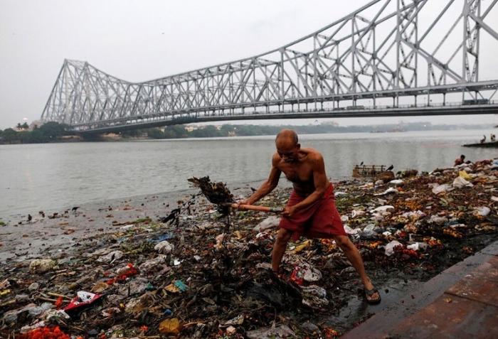 Как индийцы убивают священную реку Ганг (22 фото)