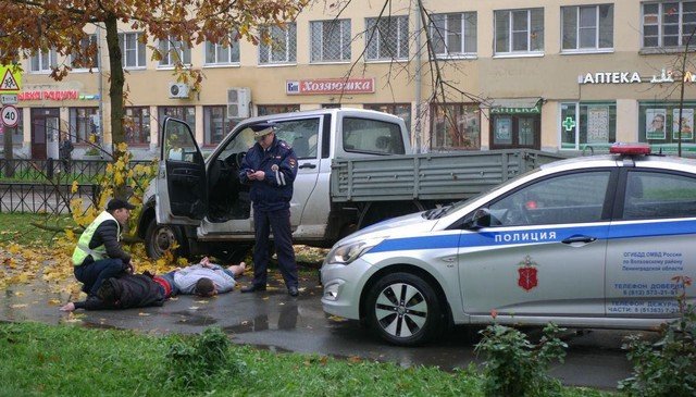 Погоня в Волхове: пьяных мужчин в тапках остановило дерево (5 фото)