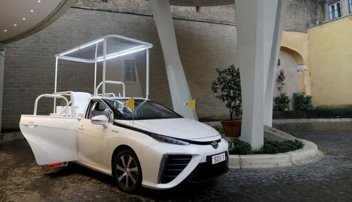 Toyota Mirai — новый экологичный автомобиль Папы Франциска (8 фото) 