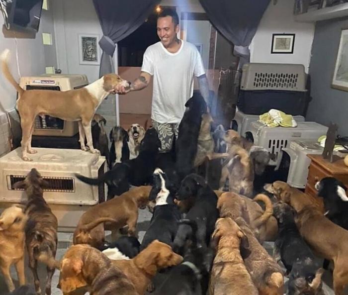 Мексиканец спас 300 животных от урагана, поселив у себя дома (3 фото)