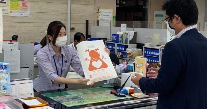 В Японии придумали безопасные для оленей пакеты (3 фото)