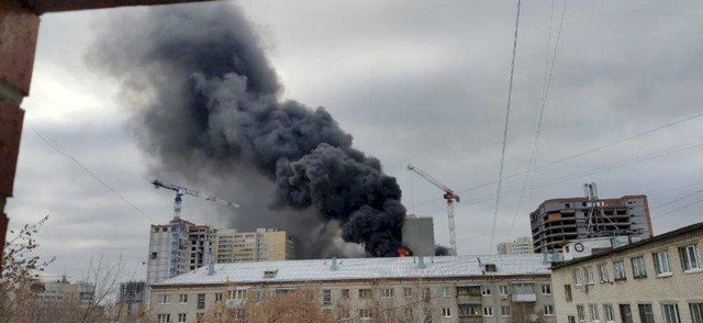 В Екатеринбурге горит строящийся ЖК "Федерация" (2 фото)