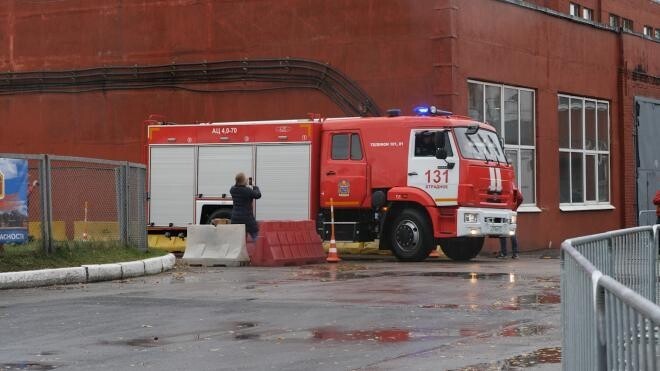 МЧС России устроили гонки на пожарных машинах в Петербурге (5 фото)  