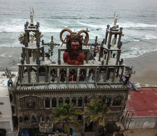 Американец построил причудливый "Замок Дьявола" в Мексике (14 фото)