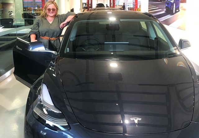 В Австралии у женщины угнали Tesla, но она смогла довести (2 фото)
