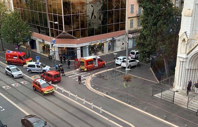 Теракт в Ницце неизвестный с ножом напал на людей у Нотр-Дама (3 фото)