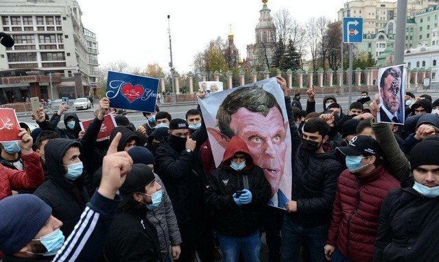 У французского посольства в Москве недовольные мусульмане (3 фото)