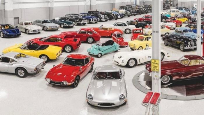 Невероятная коллекция автомобилей предполагаемого мошенника (2 фото)