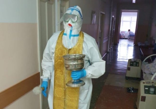 В Алтайском крае священник посетил госпиталь с коронавирусом (5 фото)