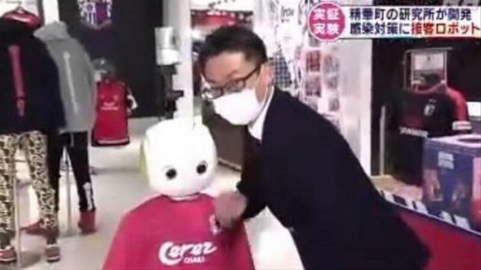 Робот-продавец будет напоминать японцам о масках (3 фото)