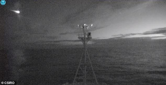 Камеры на экспедиционном судне запечатлели падение метеора (4 фото)