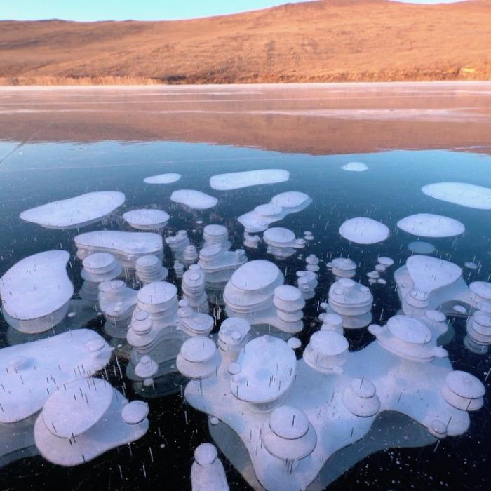 Пузыри метана на Байкале (2 фото)