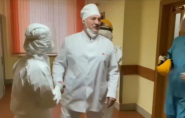 Лукашенко пришел в "красную зону" больницы в Минске (3 фото) 