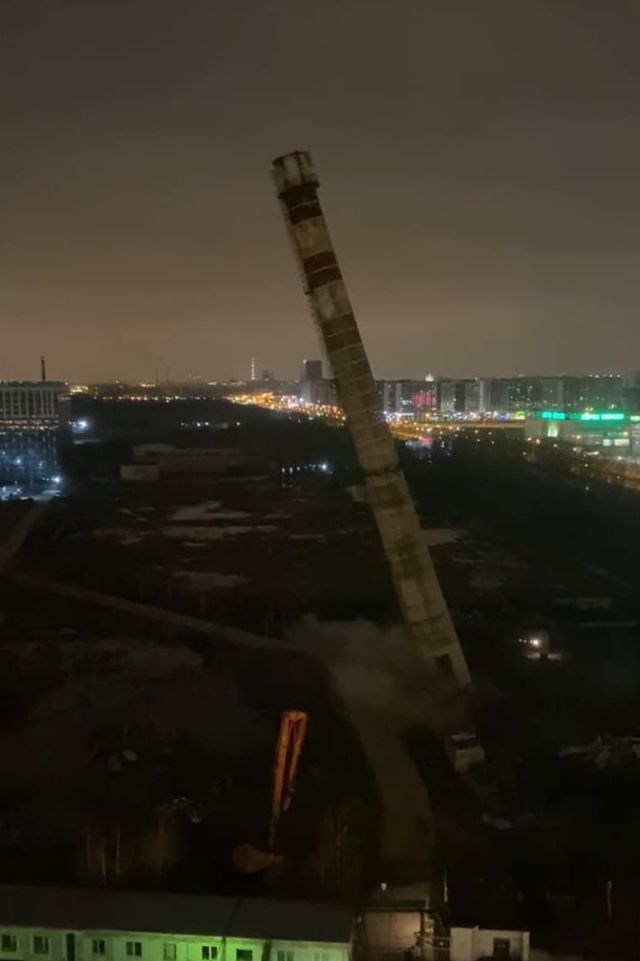 Падение огромной трубы в Санкт-Петербурге (4 фото)
