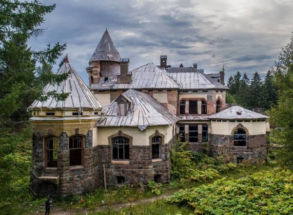 Причудливый замок семьи Елисеевых в Белогорке брошенный (2 фото)