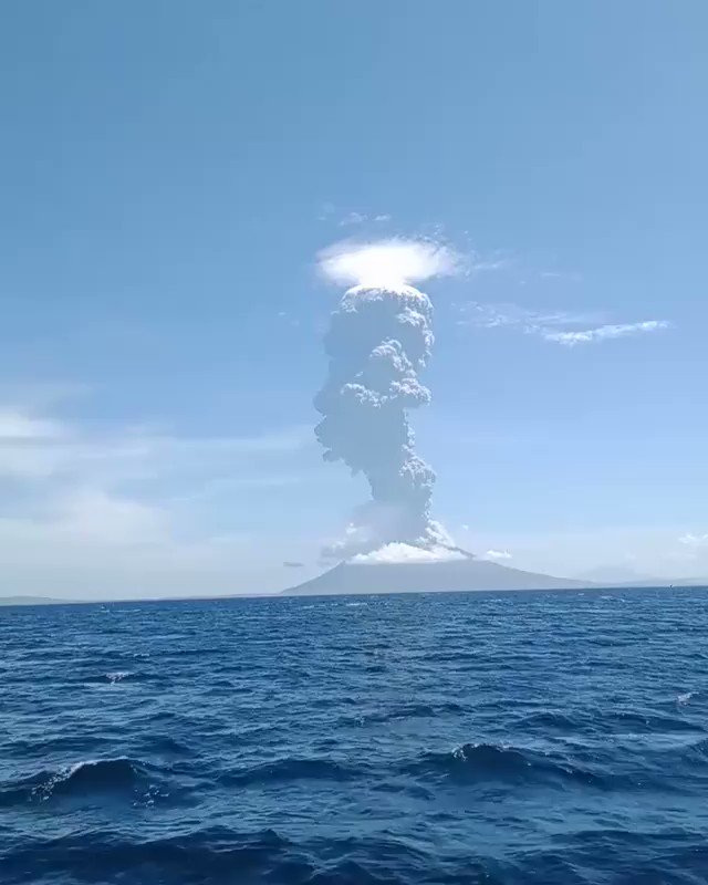 В Индонезии проснулся вулкан Левотоло (6 фото)