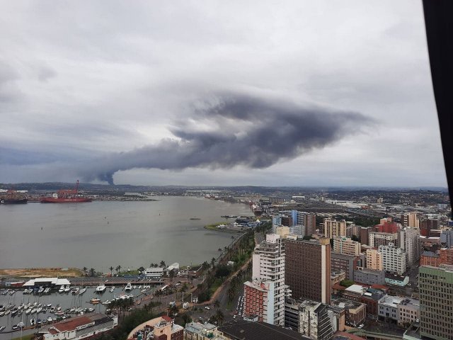 Пожар на нефтеперерабатывающем заводе Engen (3 фото)