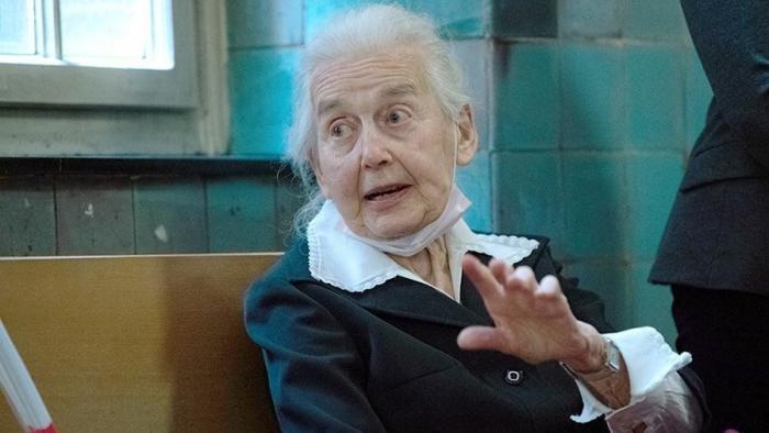 Отрицавшую Холокост 92-летнюю женщину повторно осудили (2 фото)