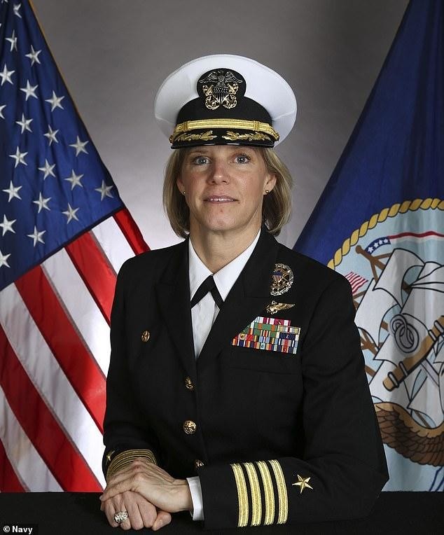 В США женщина впервые станет командиром атомного авианосца (6 фото)