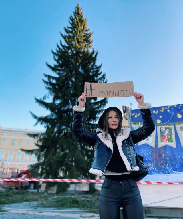 Блогер Юлия Иванова вышла на пикет в центр Петербурга (10 фото)