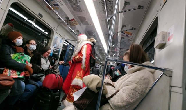 Модники и странные персонажи в метро (25 фото)