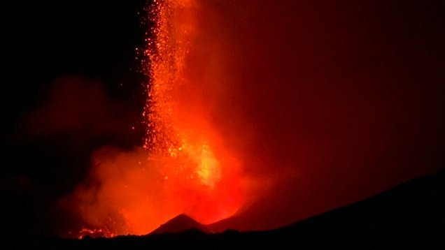 На Сицилии снова проснулся вулкан Этна (7 фото)