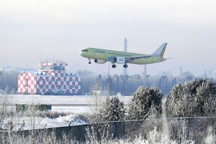 Новый российский самолет с новыми российскими двигателями (9 фото)